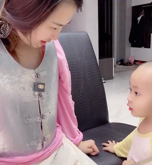 笑喷！吉林一宝宝总往妈妈衣服里钻，爸爸出奇招做一件带锁铁马甲