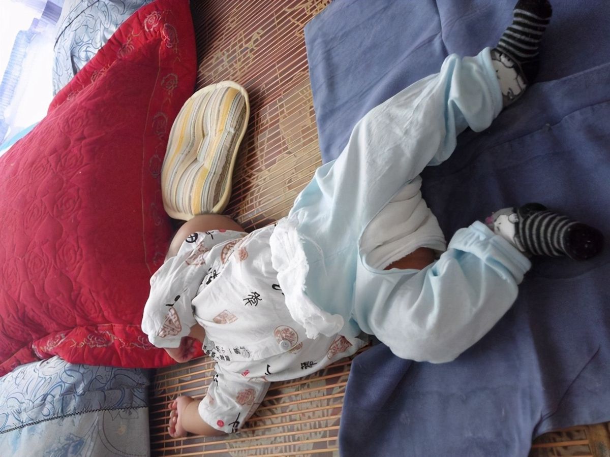 宝宝睡觉老往上拱科学解释,小孩睡觉不盖被往上拱