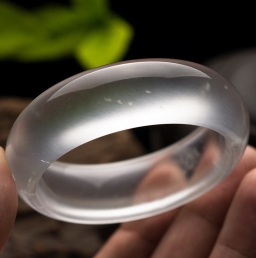 几十元的飘花手镯是真的吗,捡漏绿飘花手镯