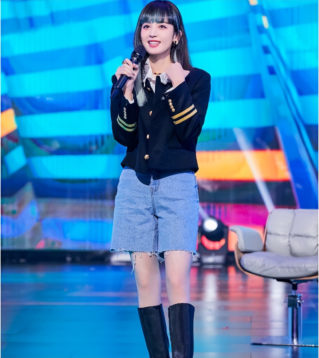 古力娜扎的黑白搭配干净清新,古力娜扎最新牛仔裤穿搭