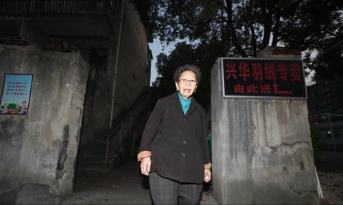 90岁奶奶陈金英的事迹,陈金英十年还债2077万元