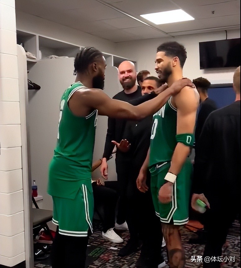 赛后更衣室全队很高兴地庆祝,回归主场全场欢呼