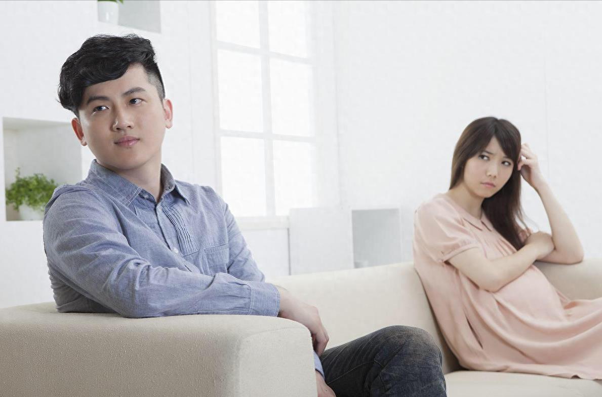 女子工资卡给弟弟买房，父亲病了让女婿拿钱，男子：管不了你全家