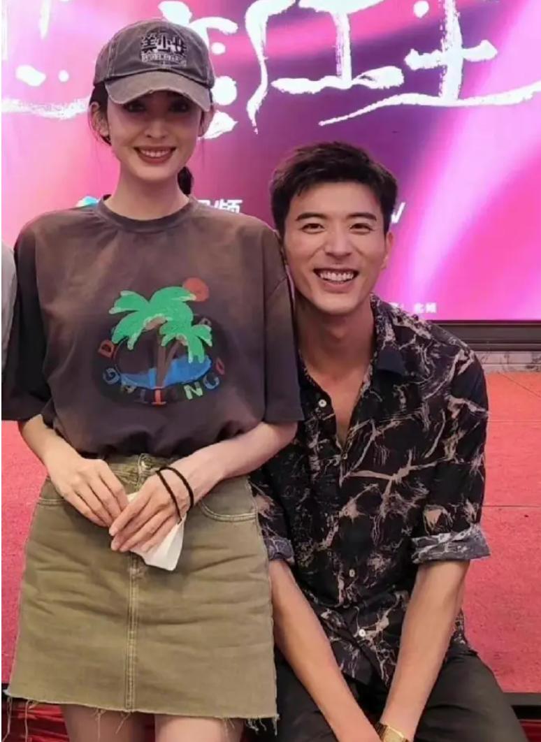 娜扎牛仔裤引争议,娜扎黑色破洞裤