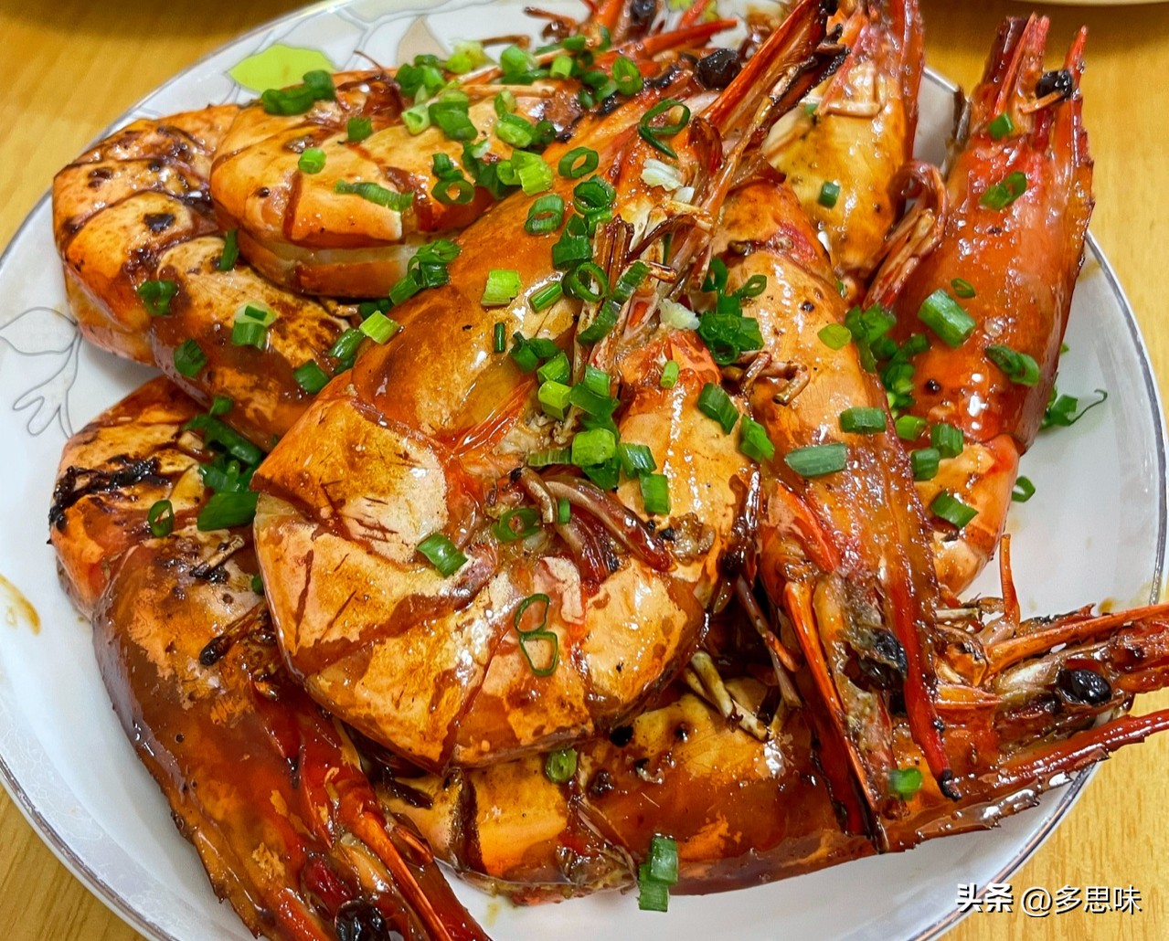 解冻大虾怎么煮最鲜最好吃,解冻大虾用凉水缓还是自然缓