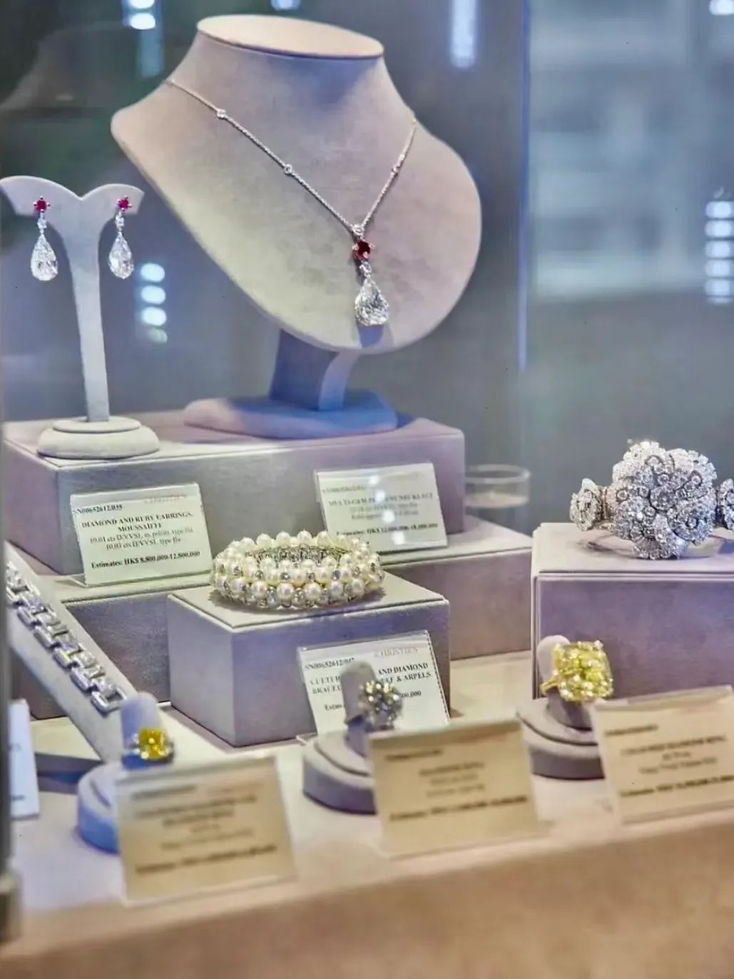 关之琳拍卖珠宝钻石手链,关之琳拍卖珠宝3个亿