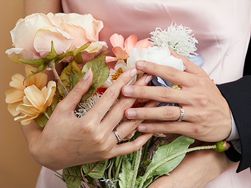 婚戒戴哪个手指上代表着什么,婚戒应该戴在哪根手指上