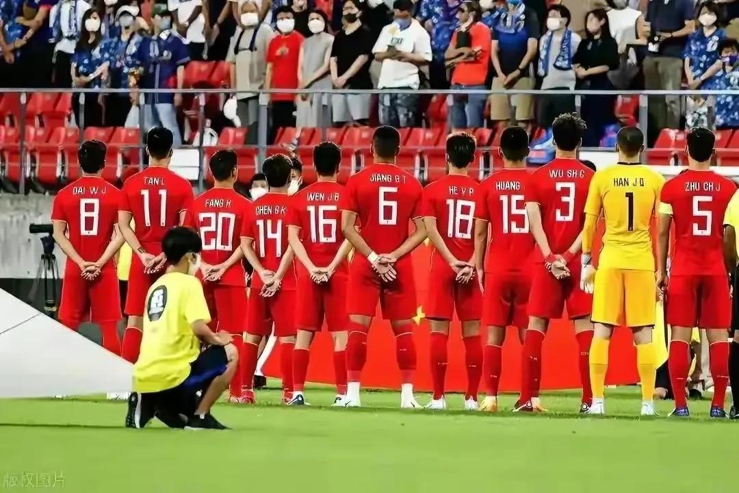 不敢再嘲讽日本足球的豪言壮志！千疮百孔的中国足球，只剩下佩服