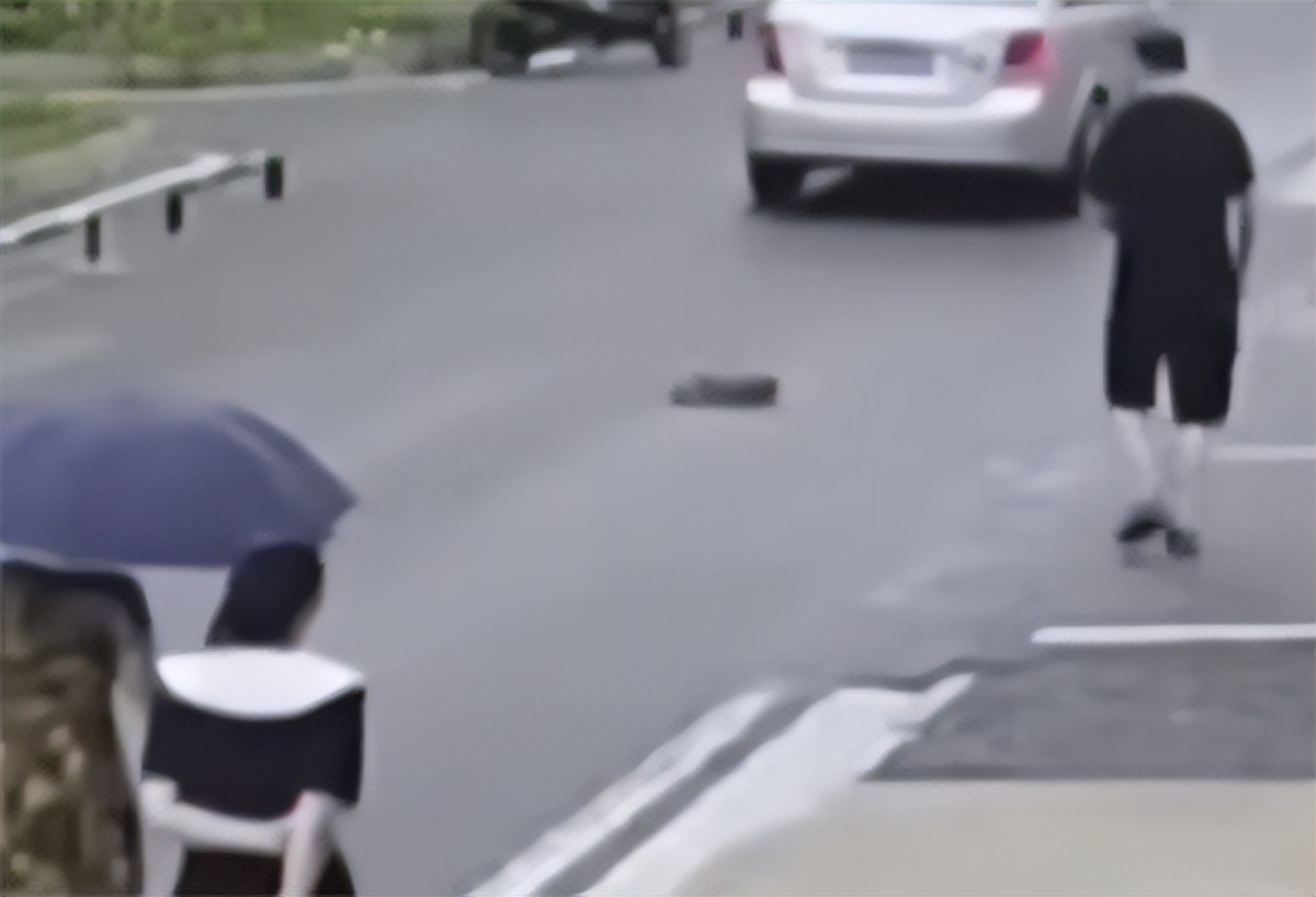 骑车被狗咬了要赔偿吗,狗把车咬了保险公司赔不赔