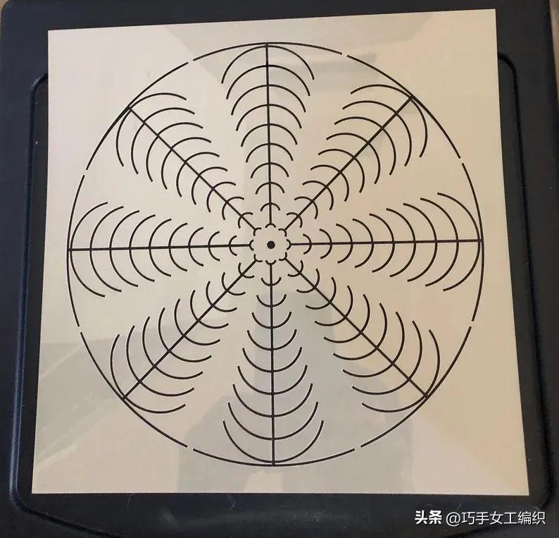 她用粗细不同的铅笔，棉签，牙签，筷子…竟把家里的旧物翻了个新