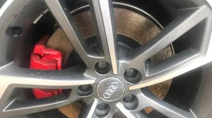 车停久了一动咯噔一声,车停太久开动时砰一声