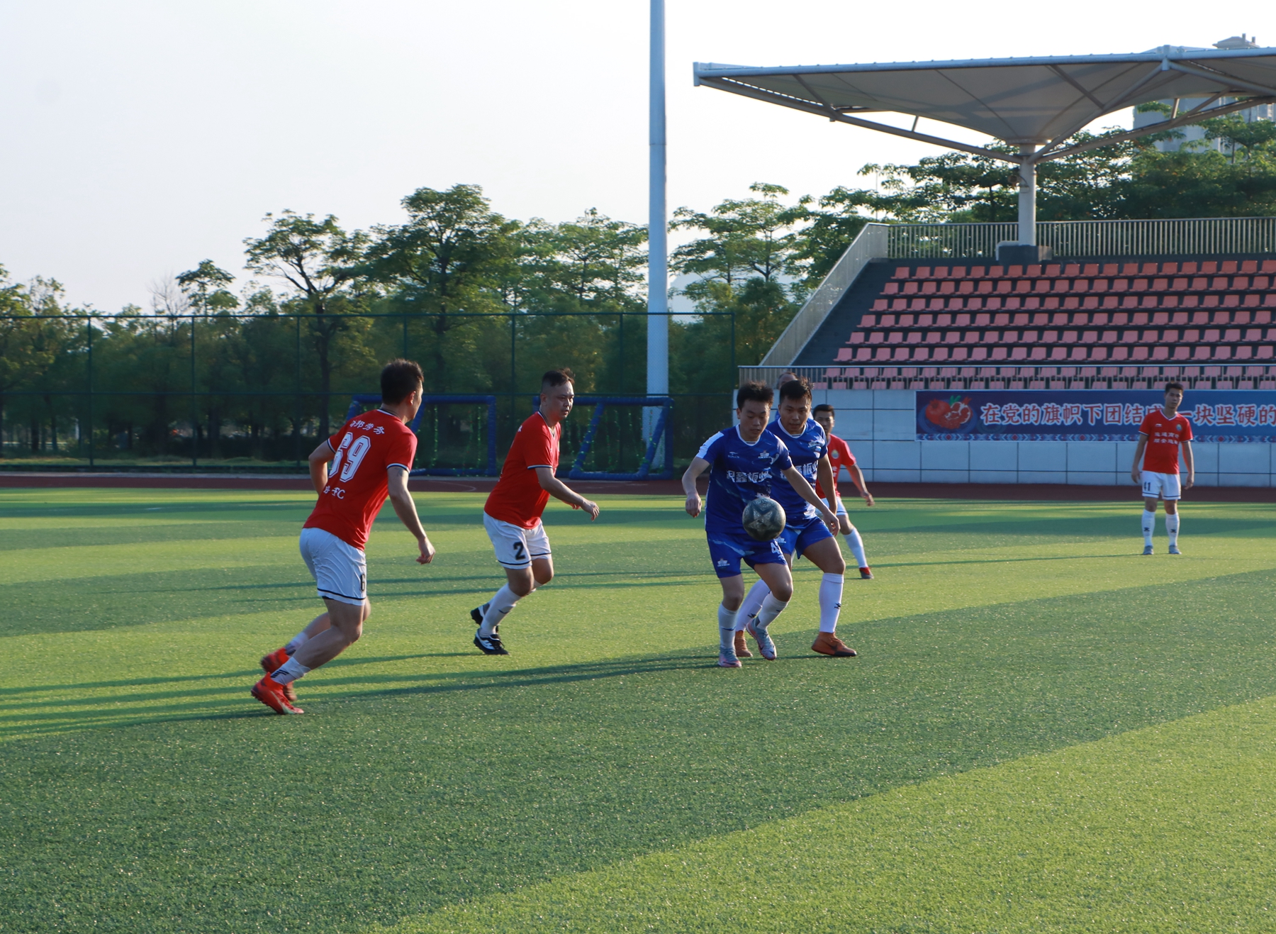 铆足干劲汇聚力量,铆足干劲抢进度