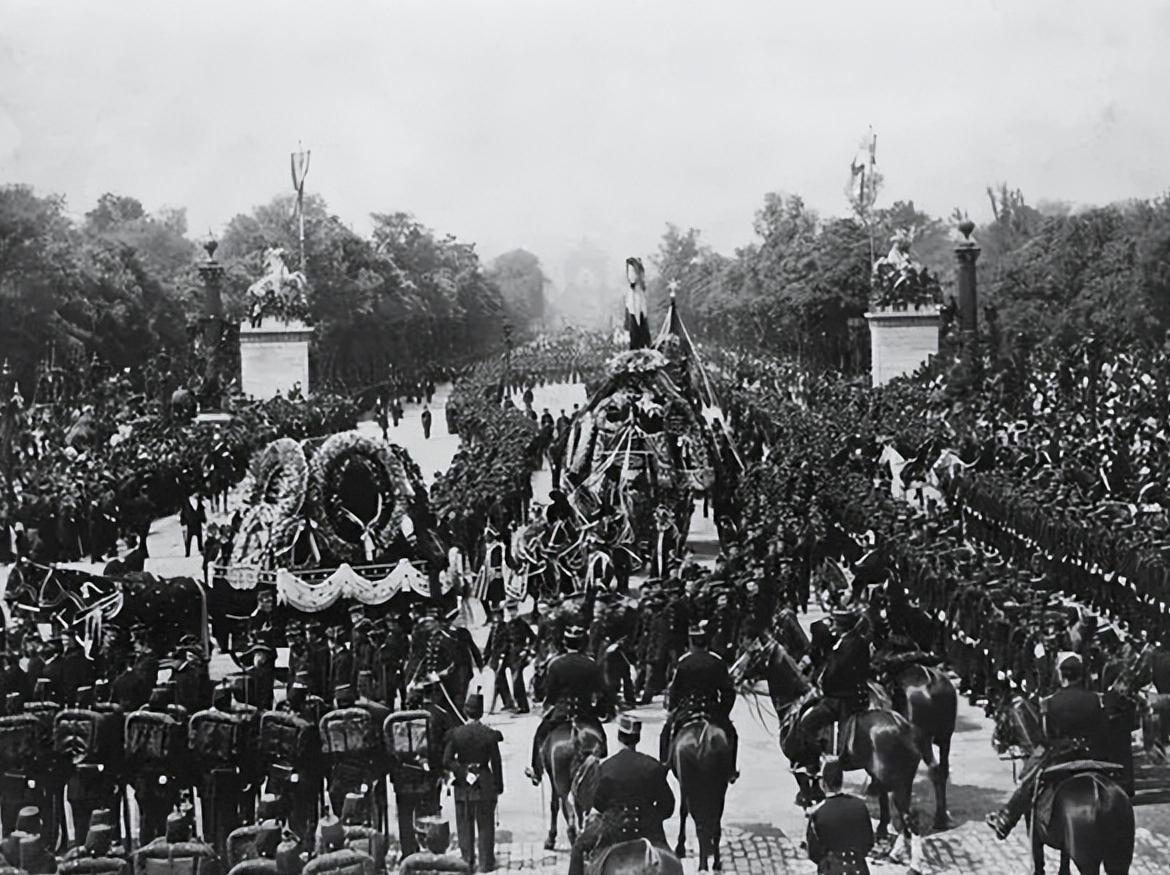 文化巨星陨落，关注度竟然不如“牵手门”，是非观为什么如此荒诞