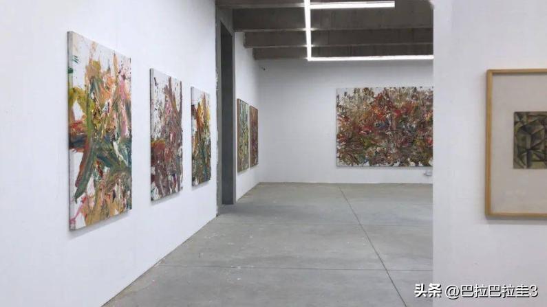 用脚画画的日本艺术家,一个小画家手拿画笔绘画