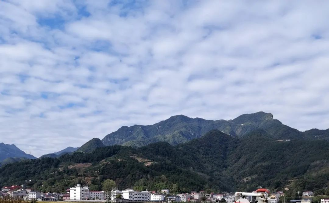 原创散文：首次知道“北山坡”，是在一个蓝色封面的EMS右下角