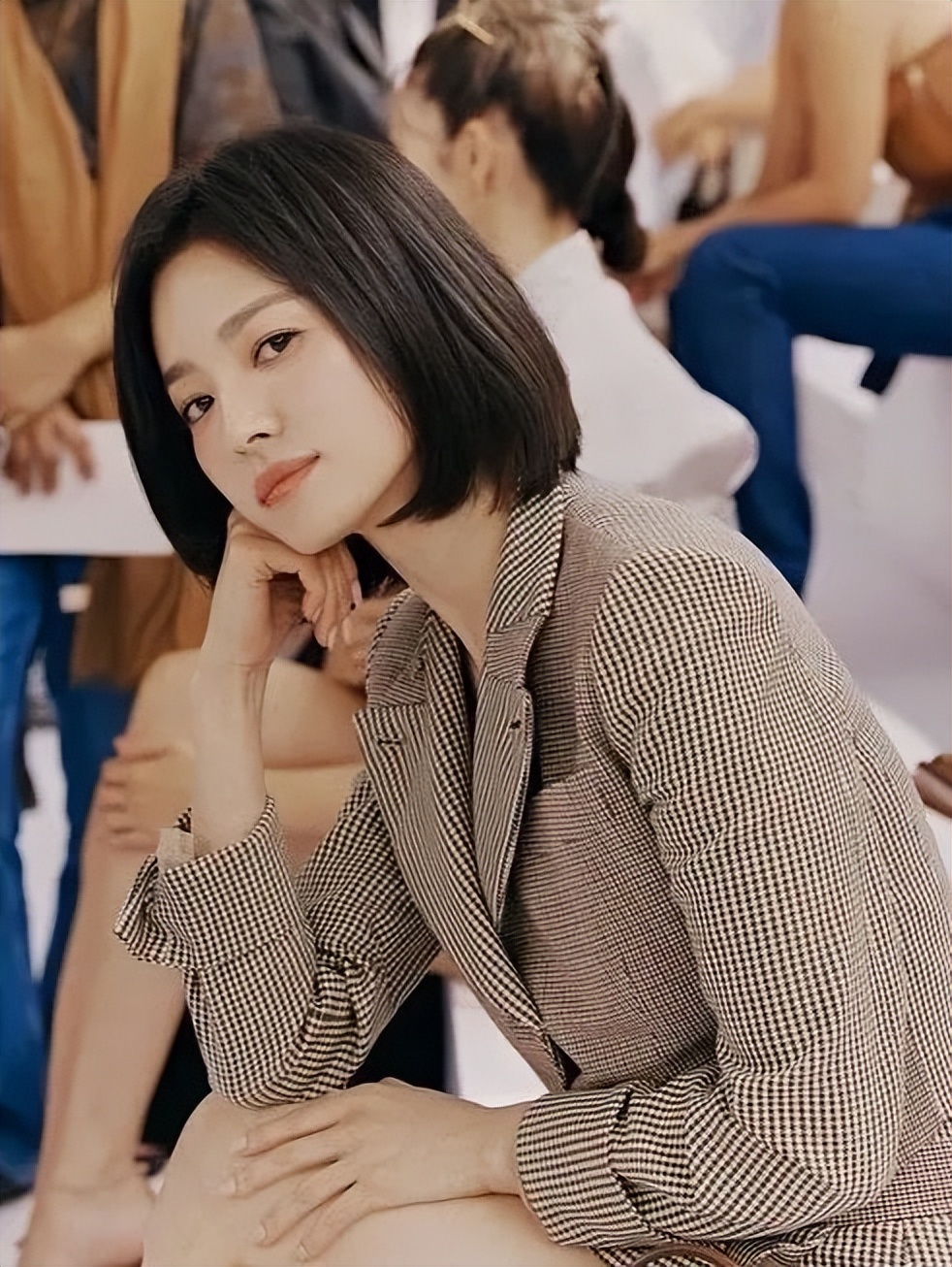 穿白t配什么发型好看,选对发型怎么穿都美炸天