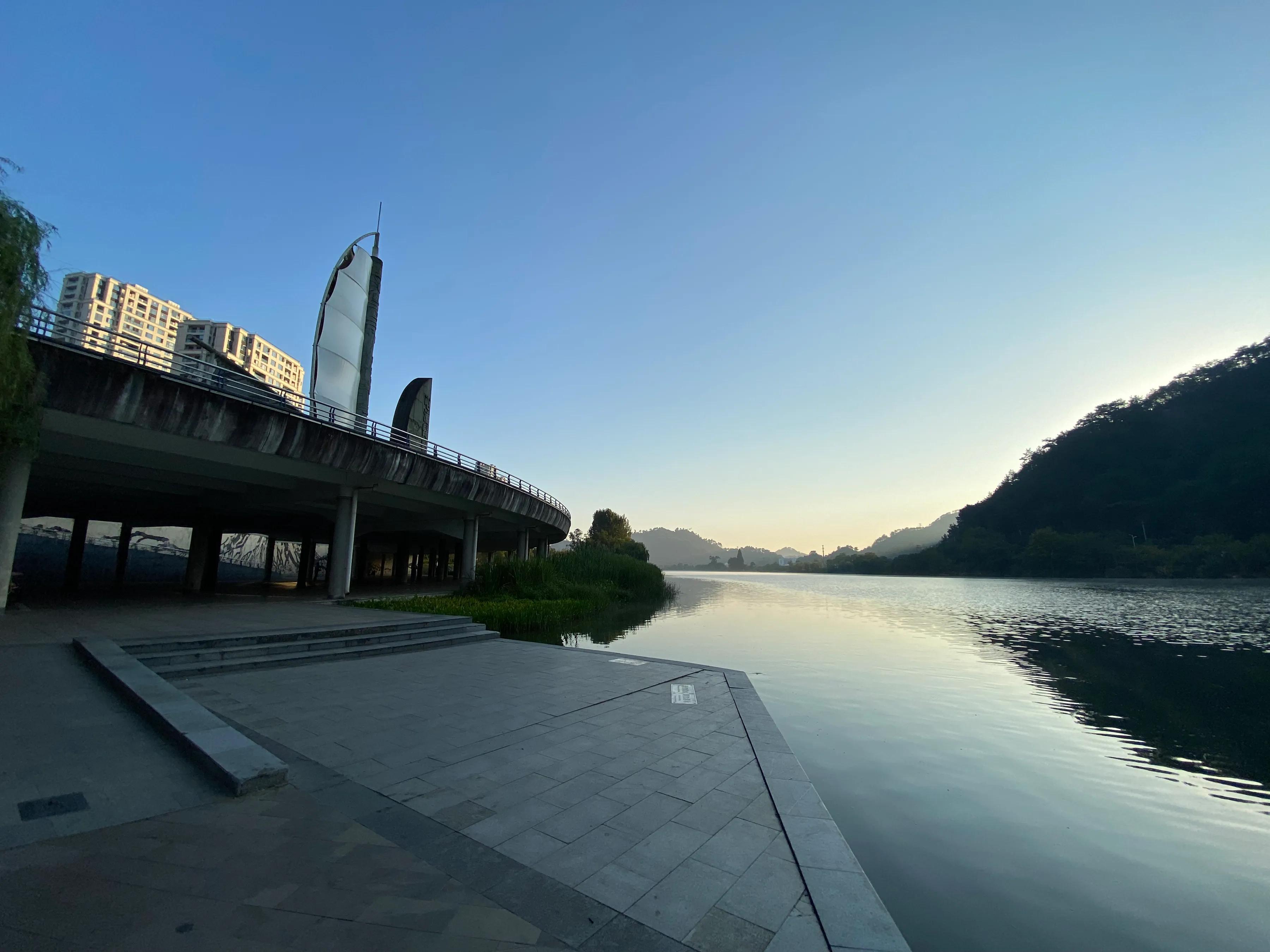 安徽屯溪离黄山有多远,为什么叫屯溪而不叫黄山