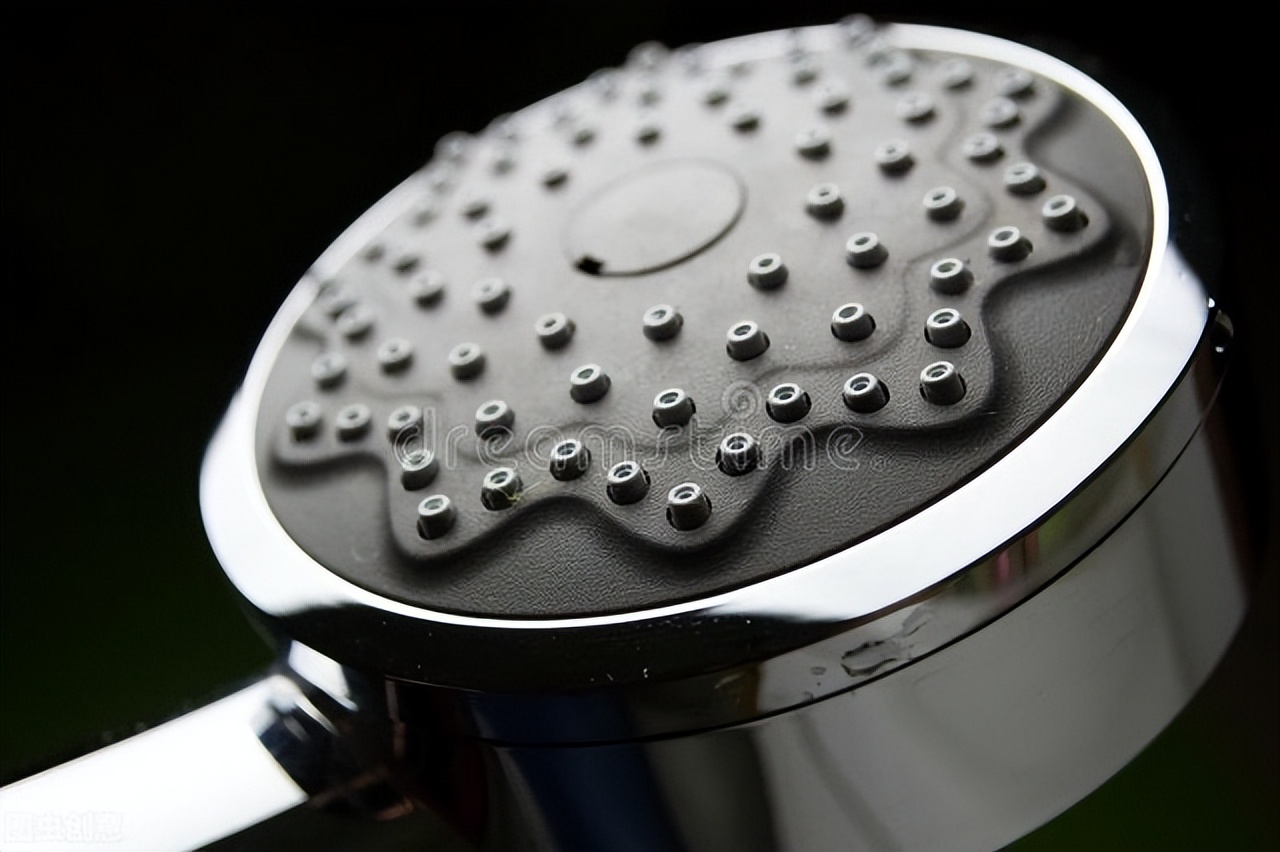 淋浴喷头用一段时间有脏东西,淋浴喷头堵了会使热水变冷吗