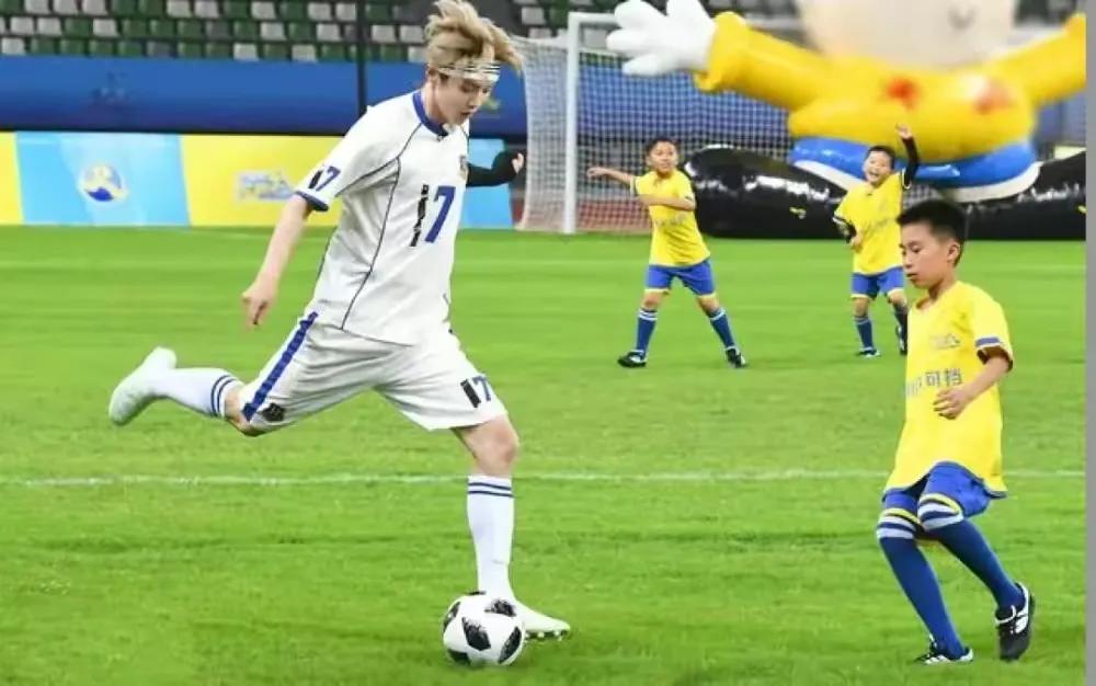 鹿晗解说世界杯，被网友质疑蹭热度，娘炮不可能懂球