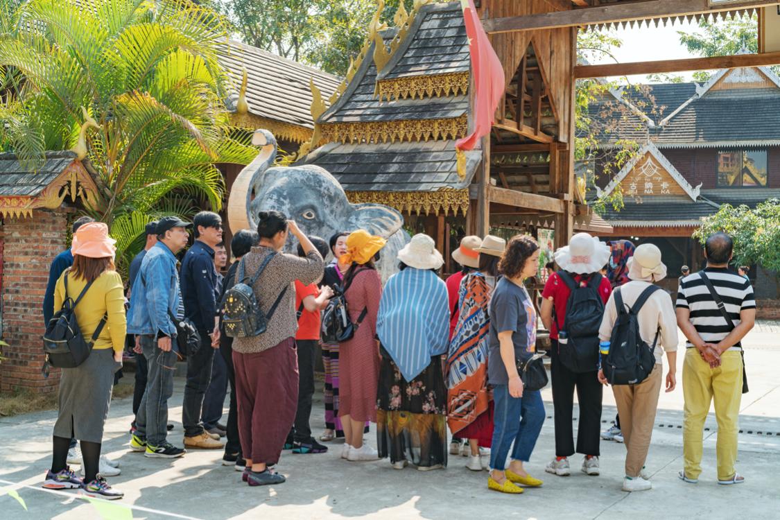 骂版纳是因为你没走出告庄玩版纳跟着小姐姐们走你才晓得味道