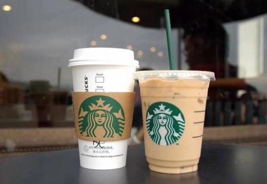 星巴克门口被甩鸡蛋,星巴克门口被扔臭鸡蛋