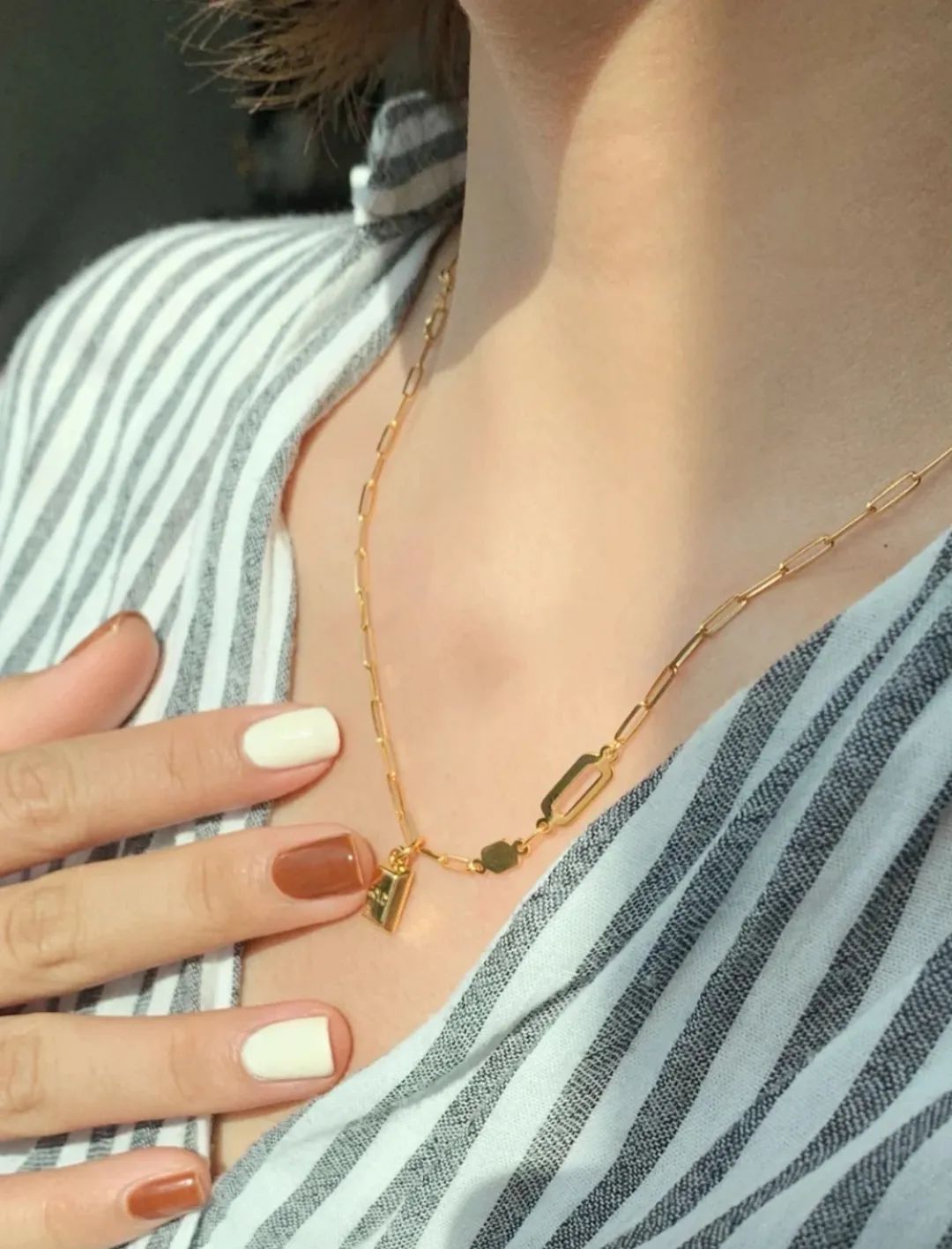 迎财神要摆几样东西最好,手捧元宝的财神金子