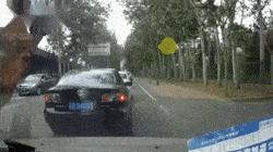 女孩子看起来外表美丽，其实裤袜已经掉到大腿根了！哈哈哈