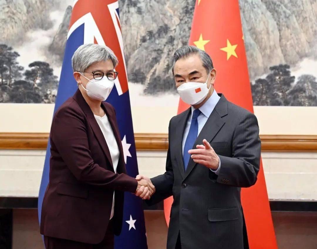 澳大利亚跟中国达成协议！马克龙刚回国，美国小弟风向就变了