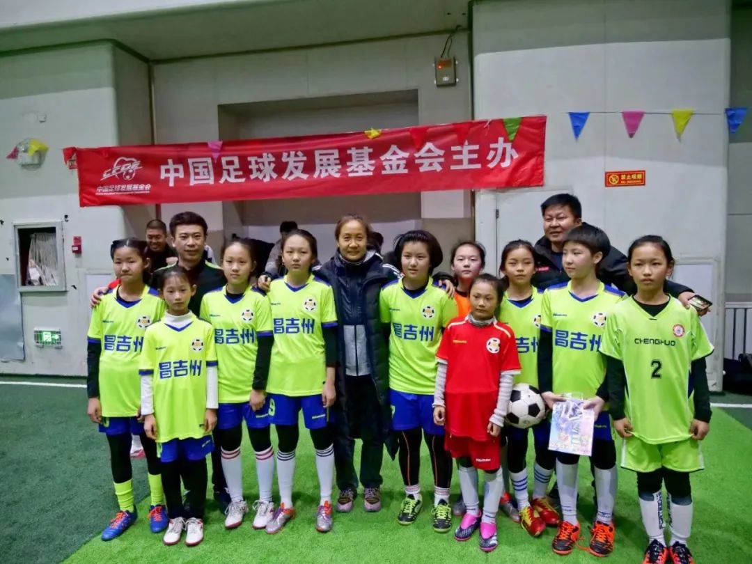 这所学校有2000多个孩子在踢球