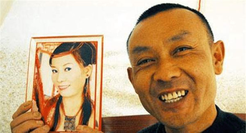 2008年，背亡妻回家的好男人，半年后却闪婚女网友，如今他怎样了