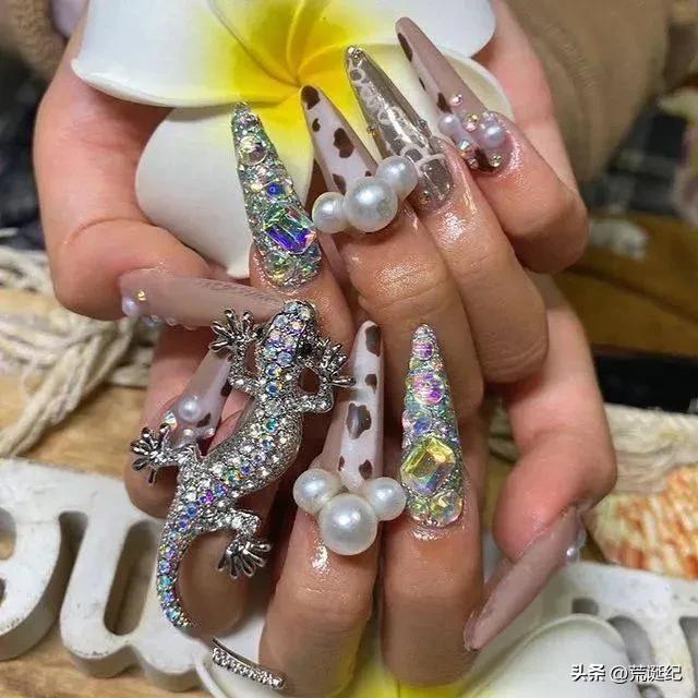 日本17岁高中女生在网上炫富：开劳斯莱斯上学，车库停14辆豪车