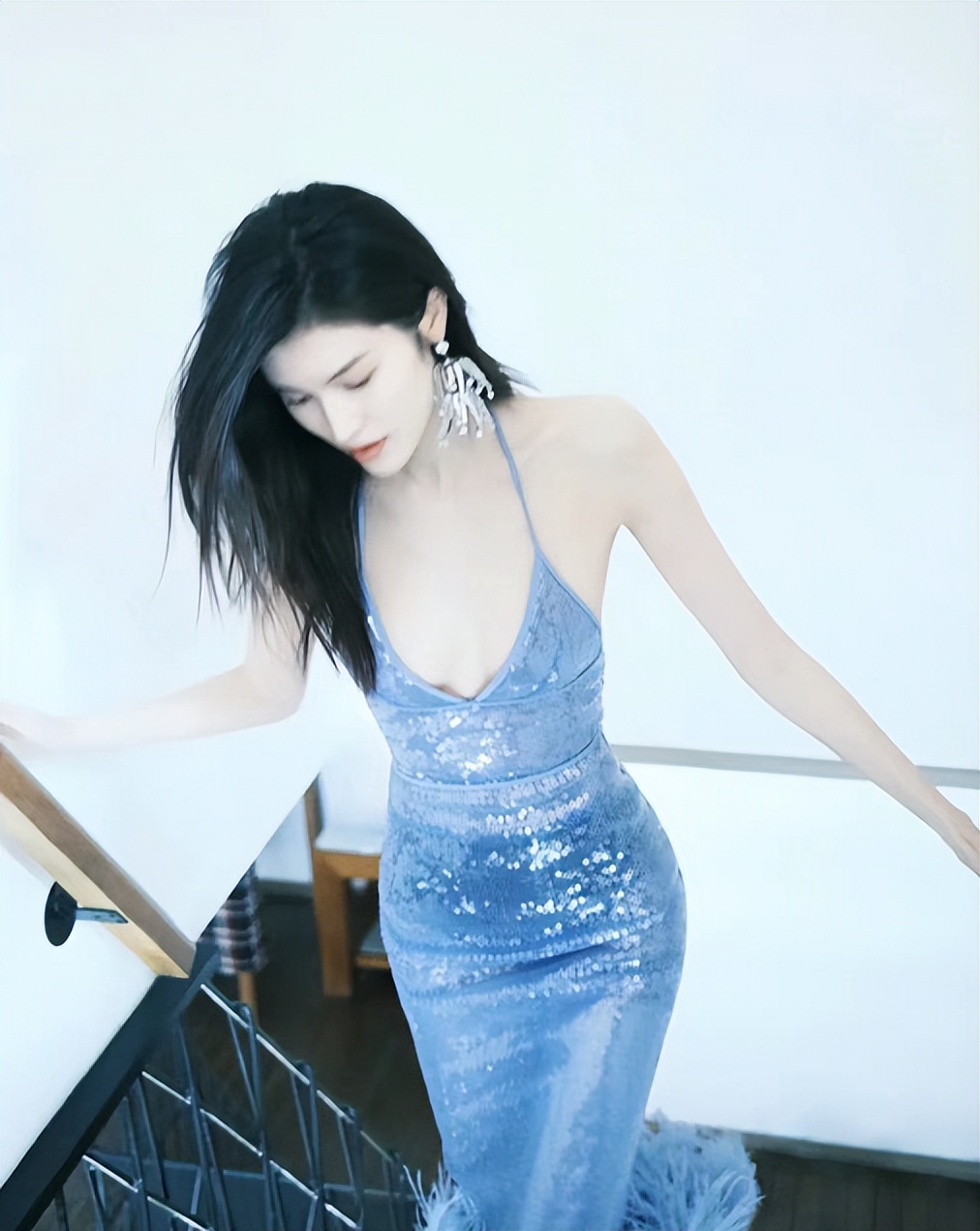 超模何穗秀美图,何穗身穿复古泳装大秀骨感身材