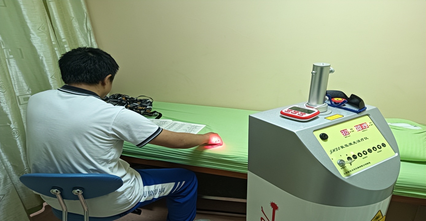 打篮球导致脚踝软组织挫伤,18岁小伙打篮球腿受伤淤血堵塞