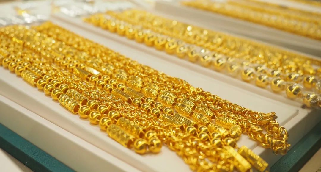 年轻人掀起买金潮，1次买1克，有女孩攒下十几万，认为比存钱靠谱