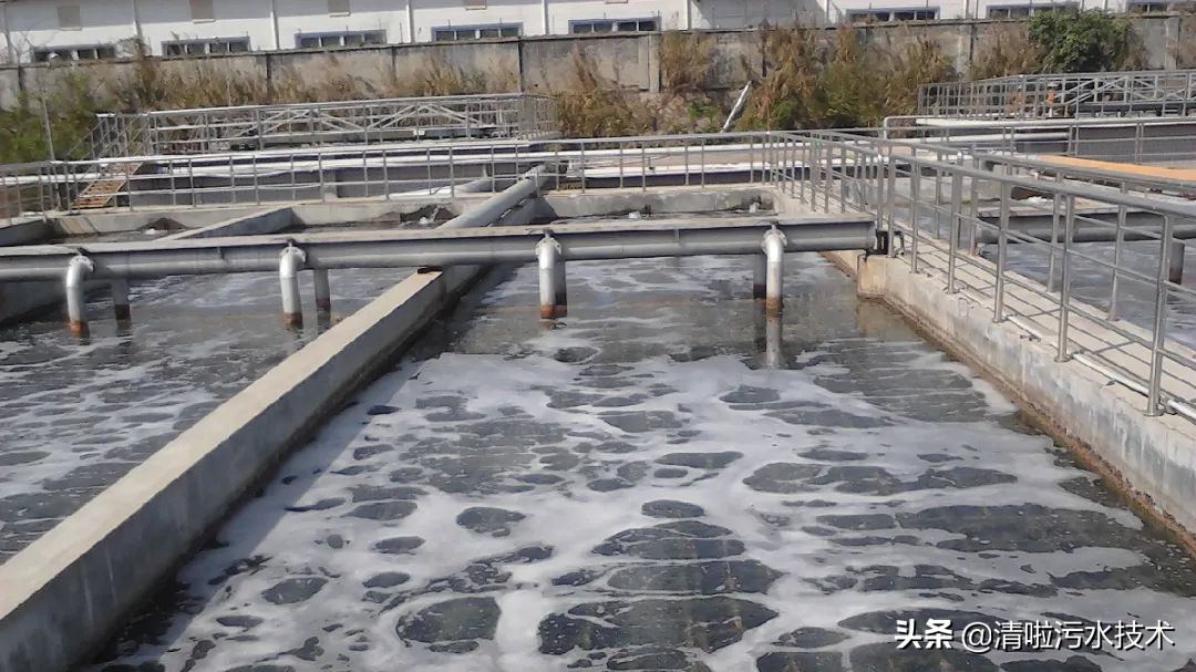 曝气池黑色泡沫怎么解决,曝气池泡沫颜色不同的原因