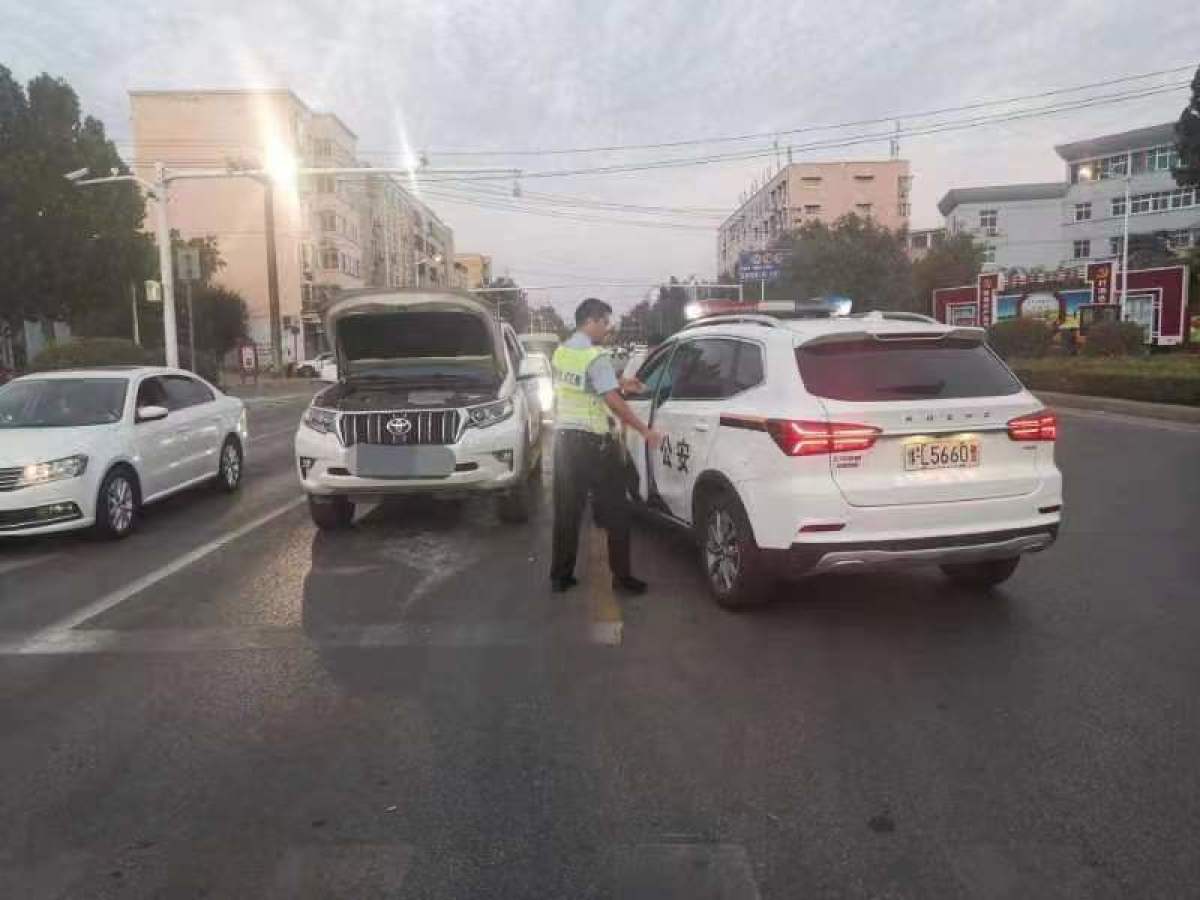 车辆暴雨中抛锚交警帮忙推车,越野车救助抛锚警车