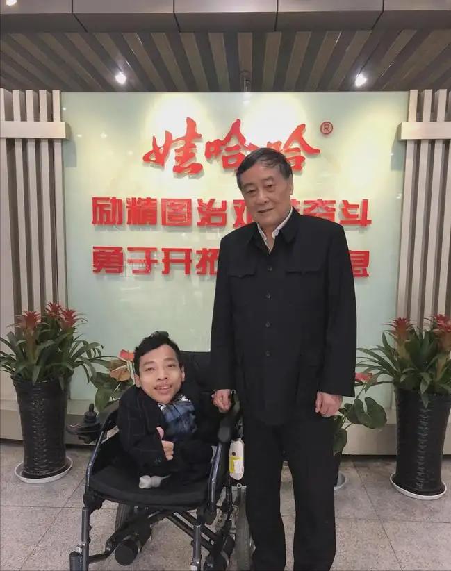 广东小伙李创利：身高80厘米，身价过亿娶美娇妻，如今怎么样了？