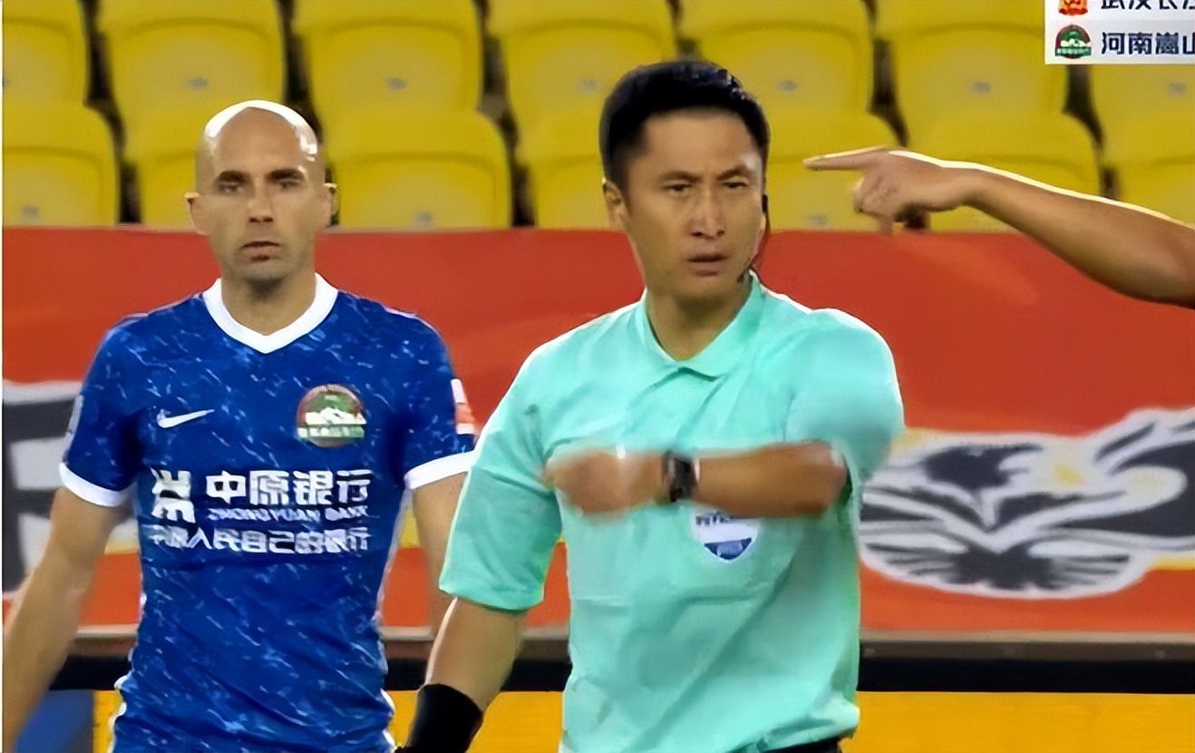 中甲足球裁判误判红牌负什么责任,c罗惨遭红牌真是裁判的误判吗