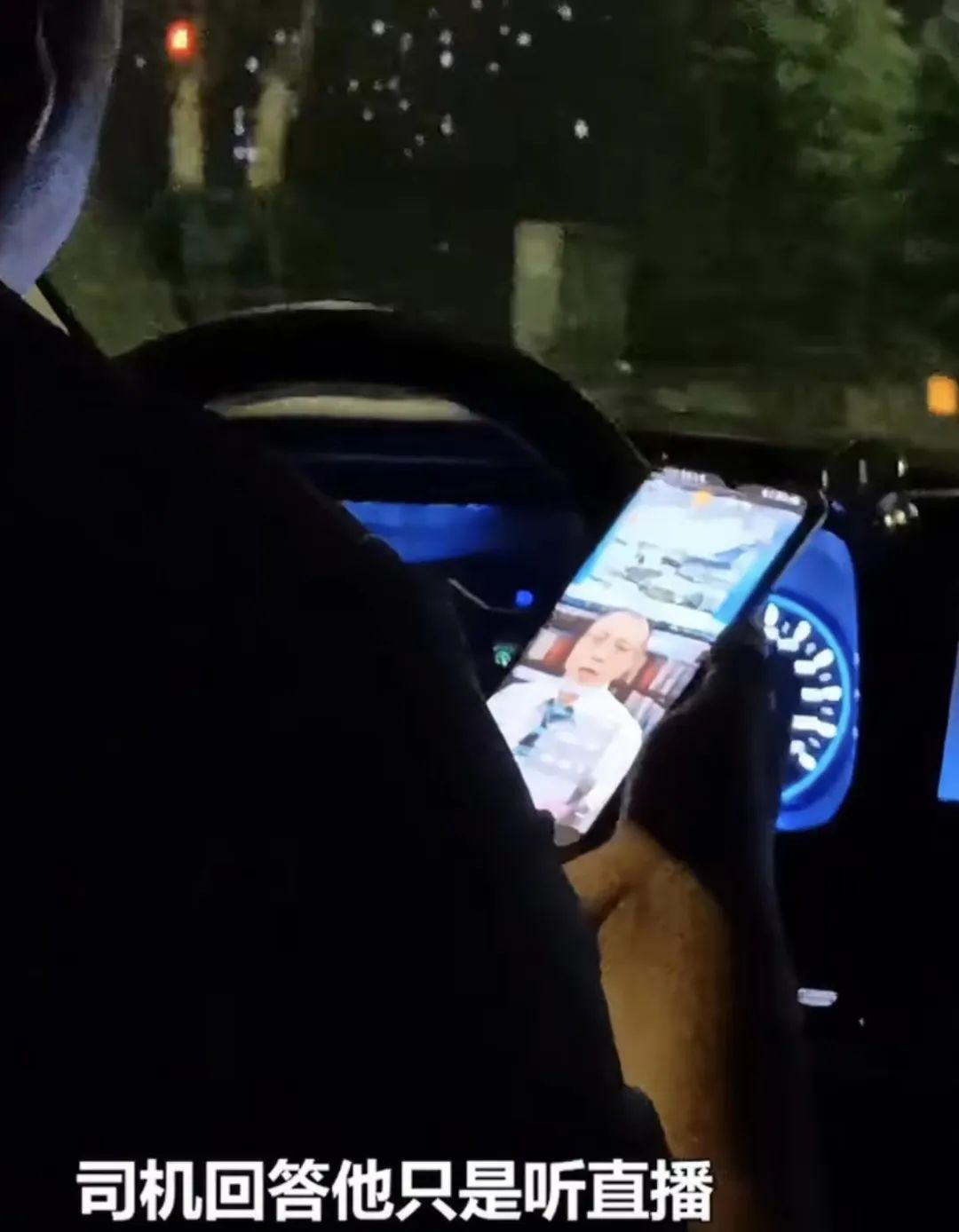 女子超市偷俩榴莲淡定装包带走,女子超市偷榴莲装包带走