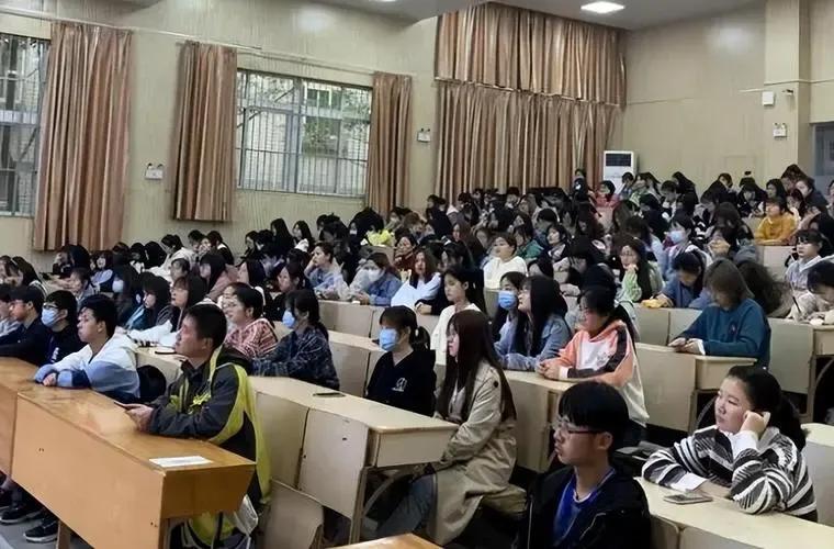 90后女老师竟是黑帮老大,90后套路贷女黑老大的视频