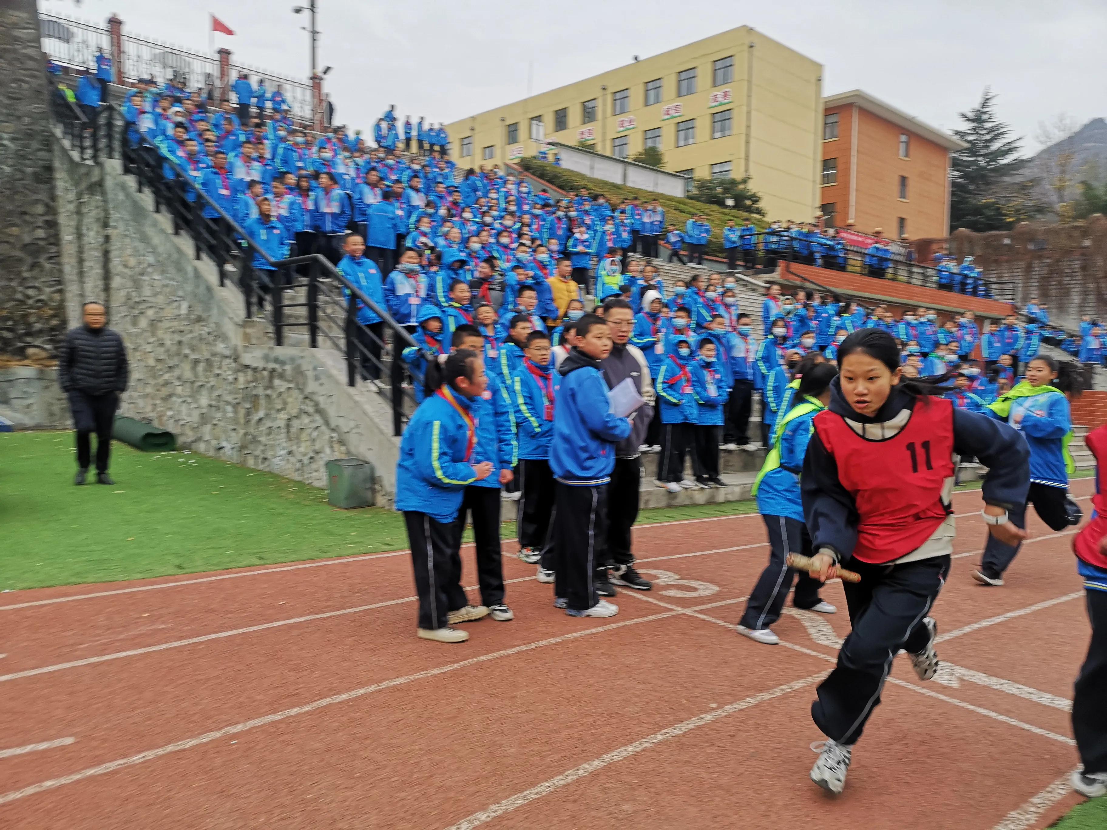 激烈的全班跑步比赛作文400字,激烈的接力比赛400字