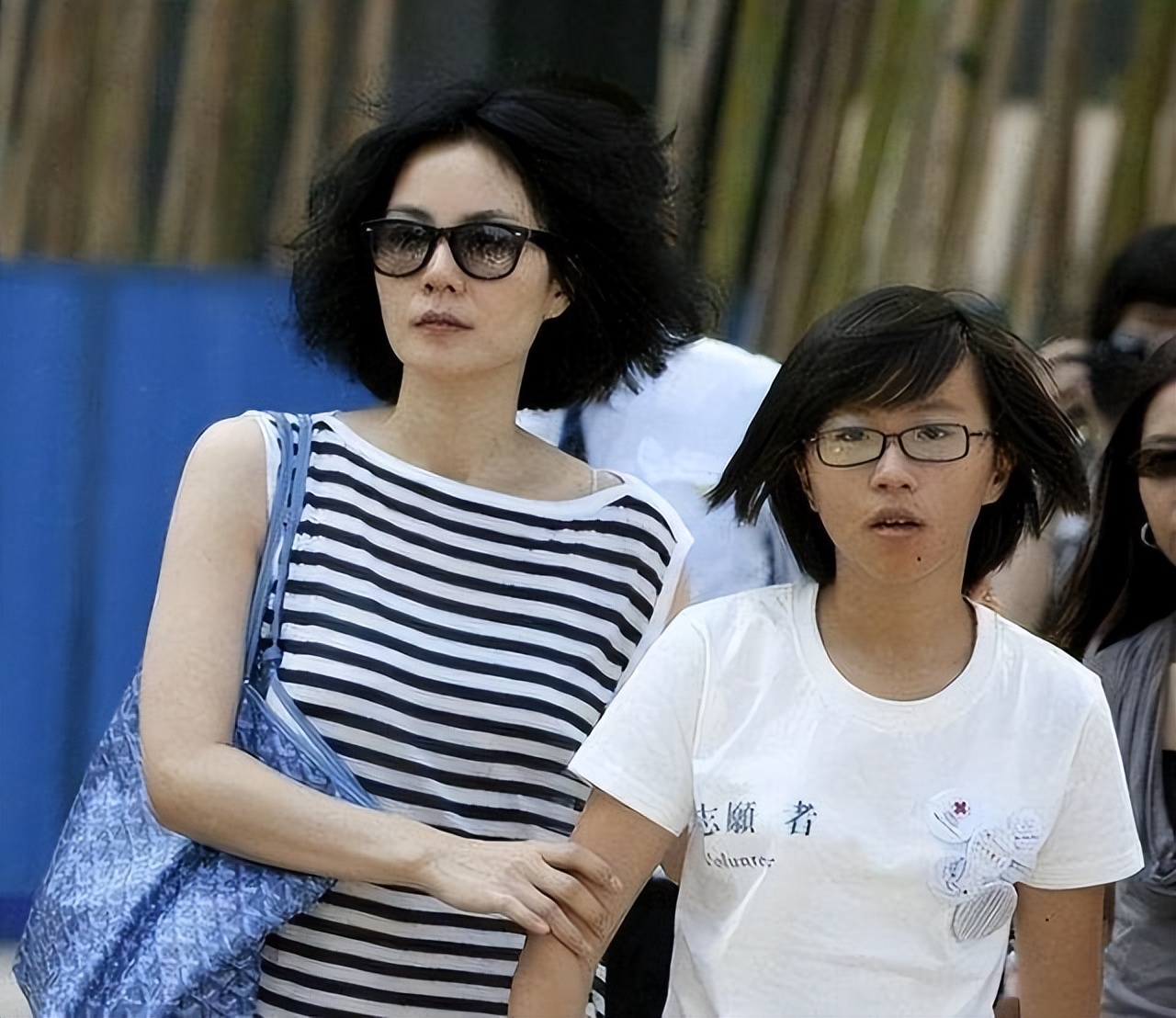 王菲几岁跟谢霆锋谈恋爱,王菲和谢霆锋之间坎坷的恋爱