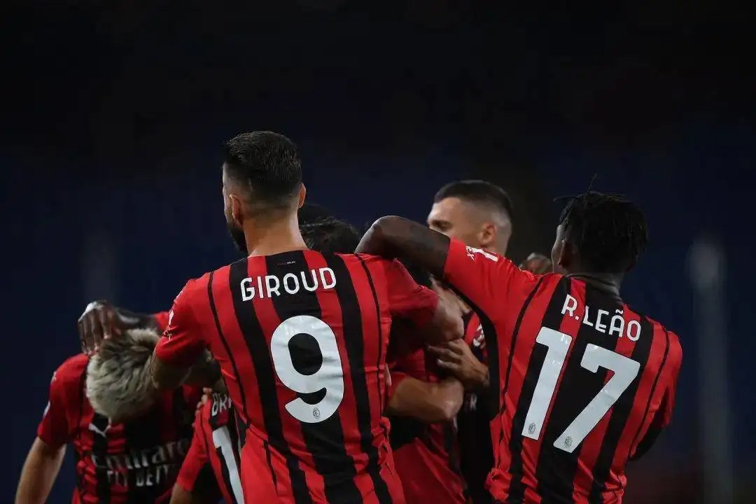 不是夺冠后才紧急派送，正品冠军奖杯已现身曼城和萨索洛主场