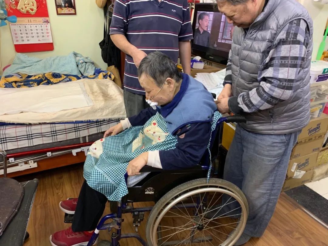 为卧床老人洗澡,为老人冬季洗澡每周几次