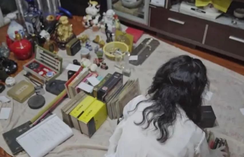 精英高管死于37㎡的独居房：妻儿移民后，他和5吨垃圾生活了20年