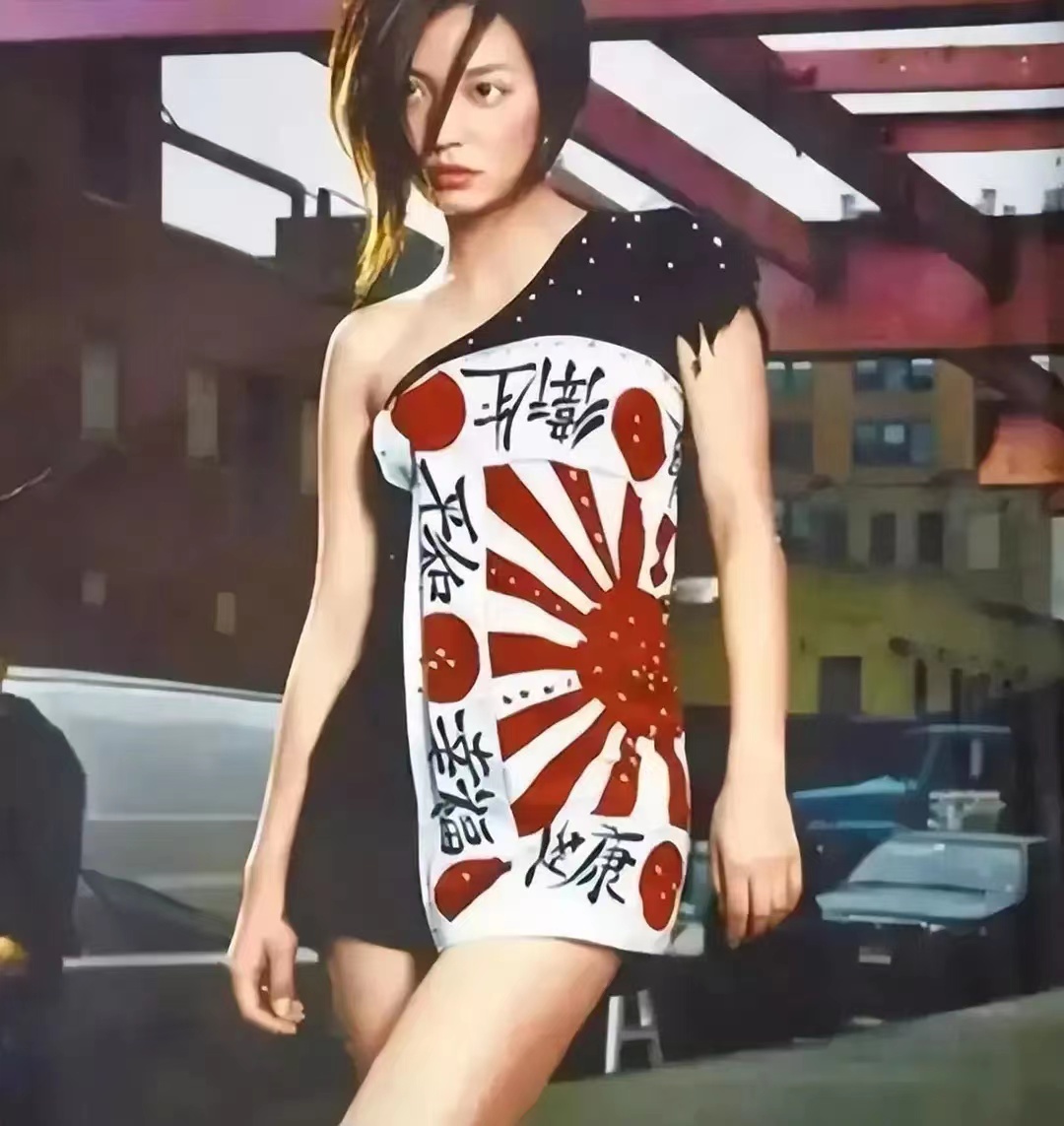 44岁赵薇近照穿红长裙,赵薇发福照片