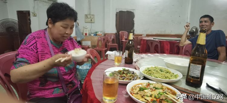 中国小伙在老挝自驾游,老两口自驾游中国