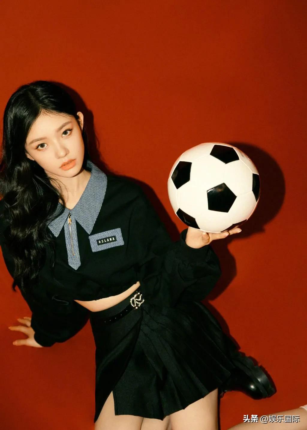 林允穿短裙抱足球娇俏可爱