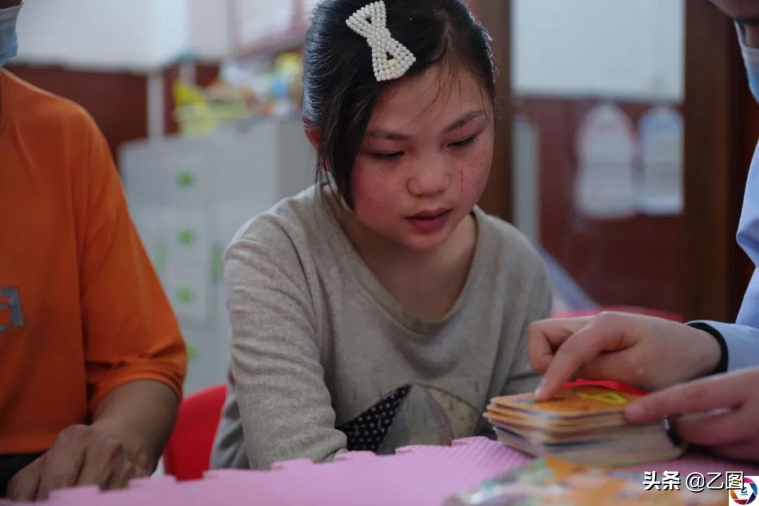 七岁女孩头上长疮怎么回事,女儿7岁身上长疮是什么原因