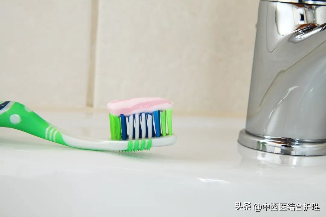 牙龈出血是缺乏维生素c吗,牙龈出血缺乏维生素c是什么病